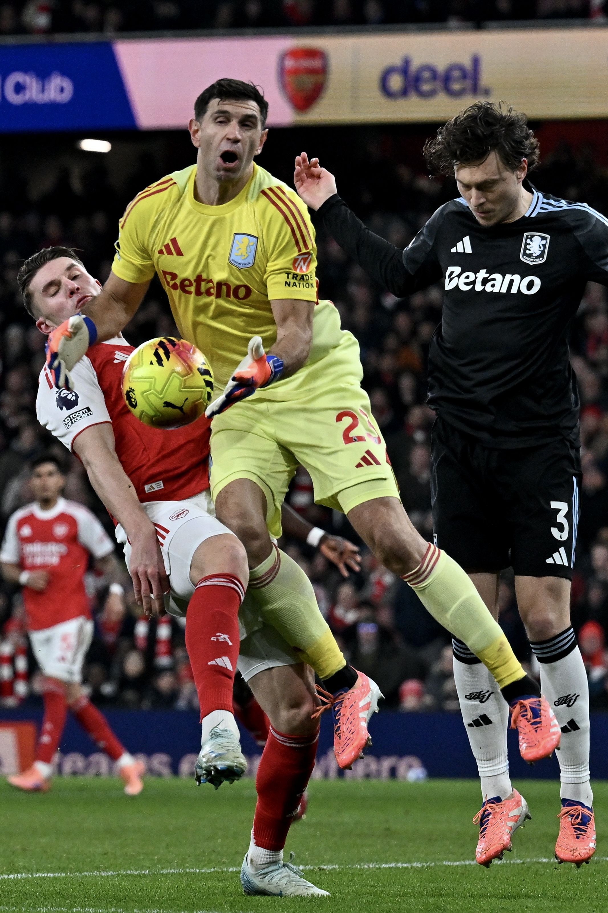 爱游戏-赛前托特纳姆再遭质疑——英超节点到来阿斯顿维拉赛前队长鼓劲，阿斯顿维拉篮板制胜备战NBA季后赛看傻球迷